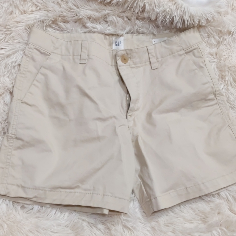 Women's GaP shorts Sized 6